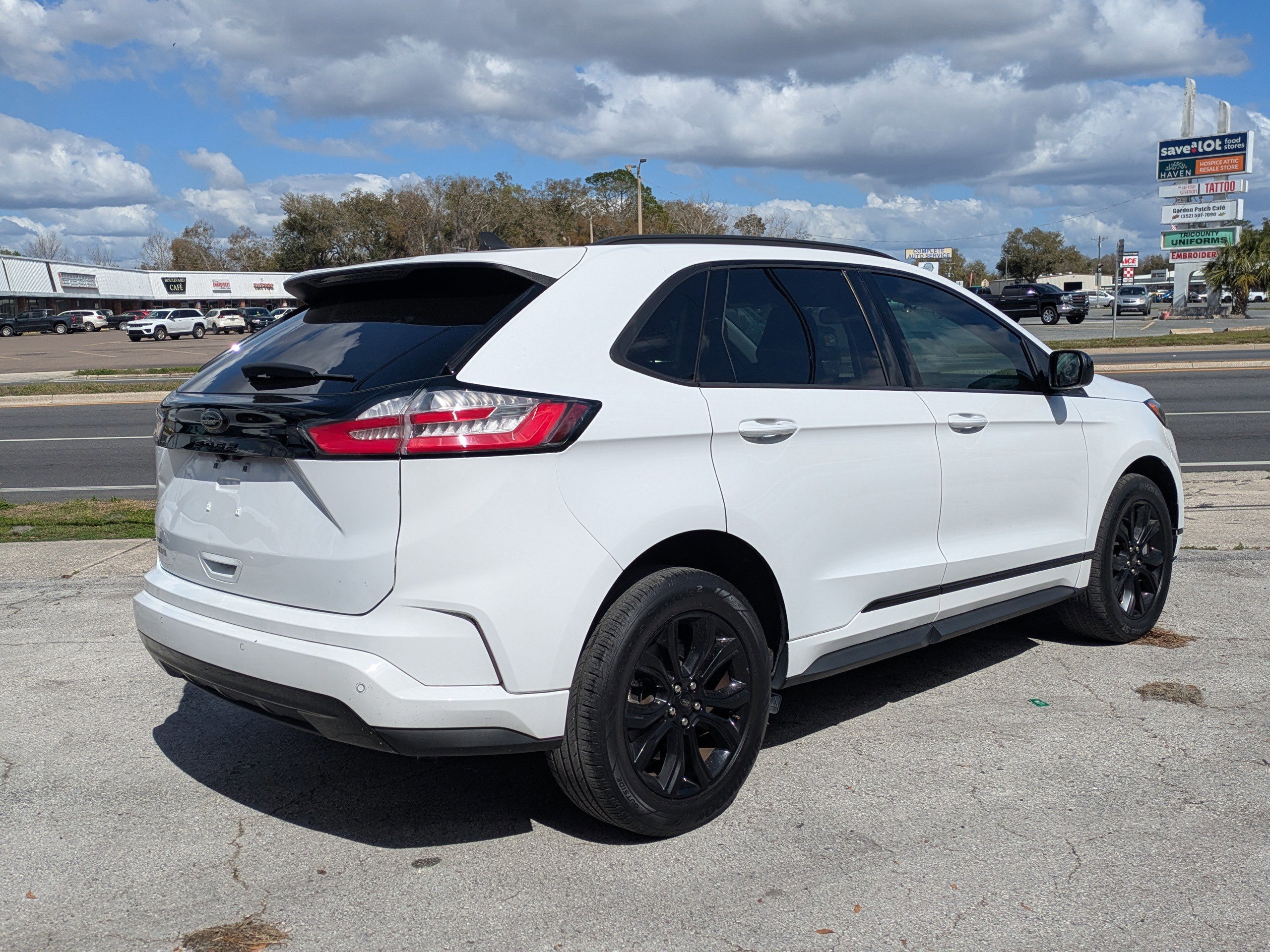 Certified 2023 Ford Edge SE w/ Black Appearance Package image 5