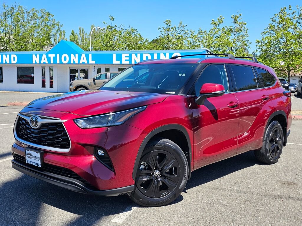 Used 2021 Toyota Highlander XLE AWD/4WD image 1