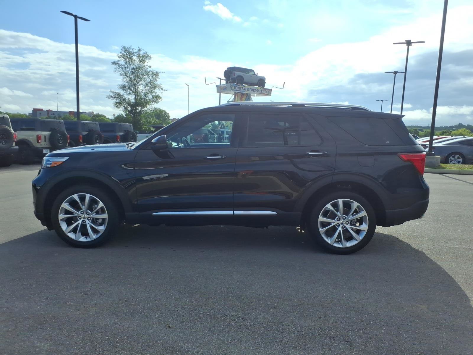 Certified 2023 Ford Explorer Platinum w/ Technology Package AWD/4WD image 6