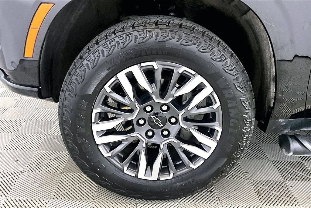 Used 2025 Chevrolet Suburban Z71 AWD/4WD image 7