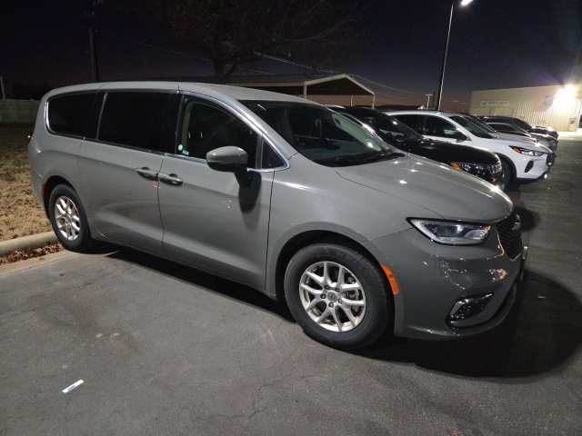 Used 2023 Chrysler Pacifica Touring-L image 1