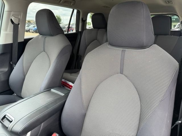 Used 2023 Toyota Highlander LE AWD/4WD image 11