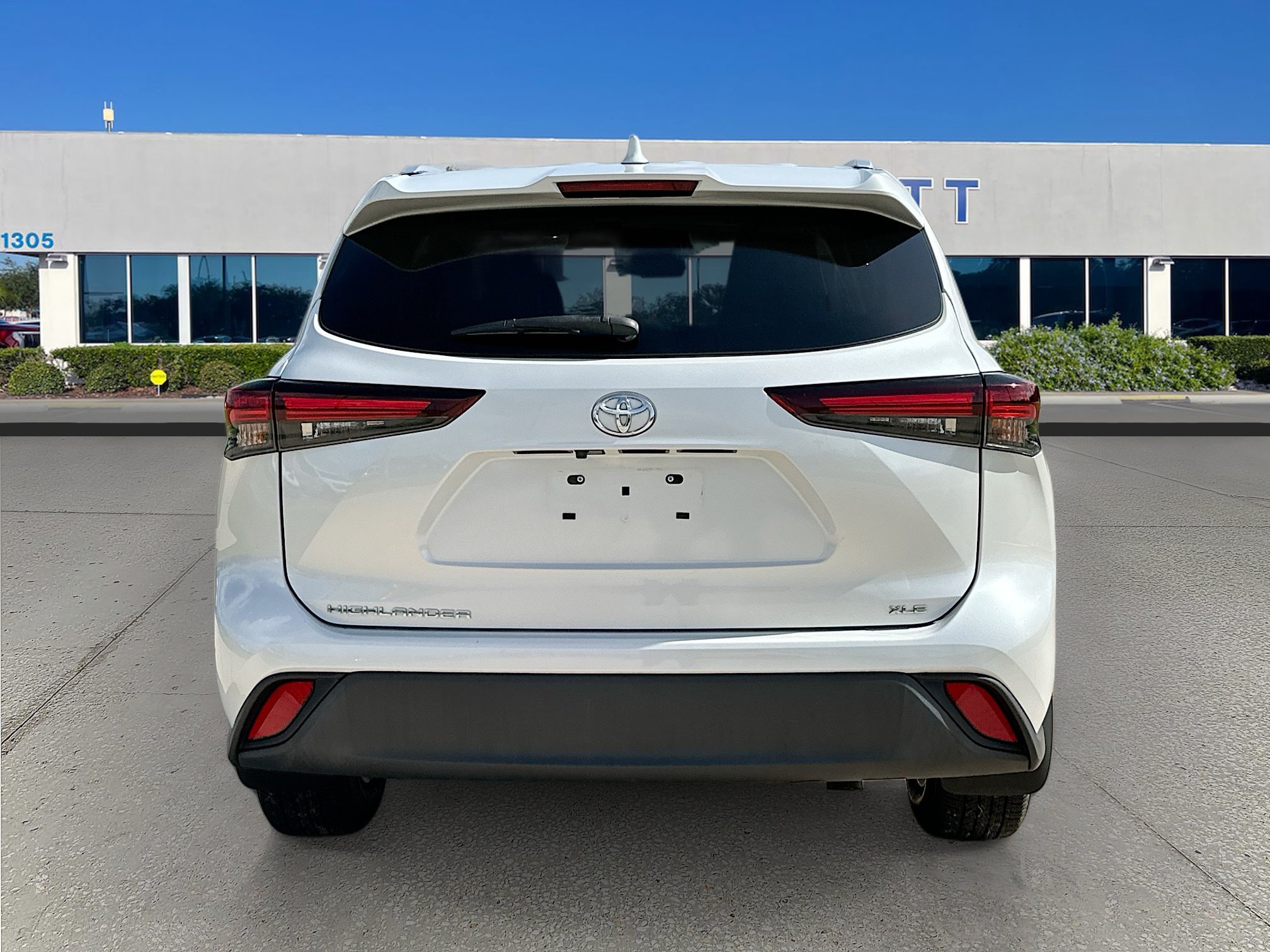 Used 2024 Toyota Highlander XLE FWD image 6