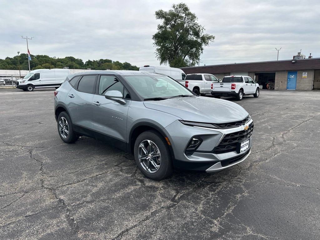 Used 2025 Chevrolet Blazer LT AWD/4WD image 3
