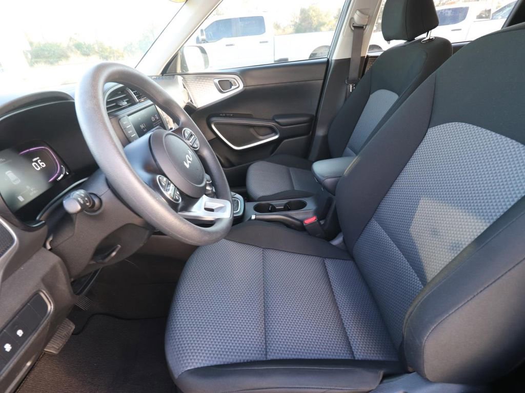 Used 2025 Kia Soul LX w/ LX Technology Package image 8