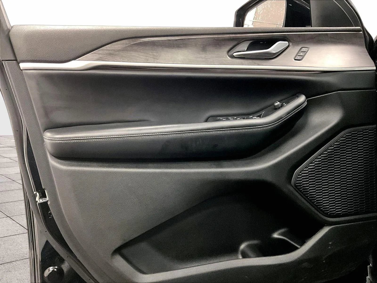 Used 2023 Jeep Grand Cherokee Limited image 22