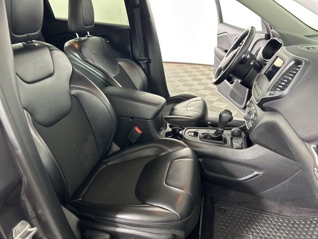 Used 2019 Jeep Cherokee Latitude Plus w/ Comfort/Convenience Group AWD/4WD image 18