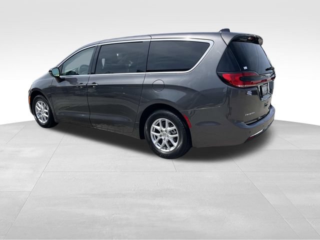 Used 2023 Chrysler Pacifica Touring-L FWD image 6