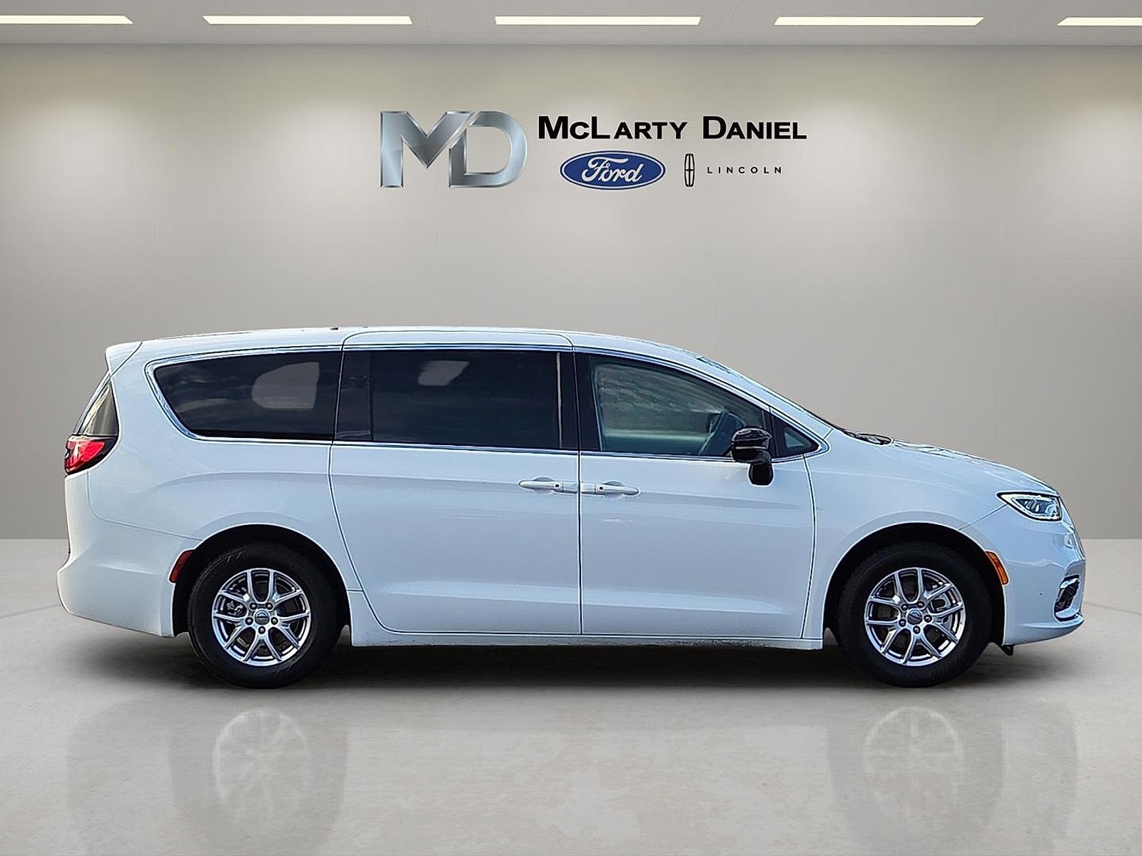 Used 2024 Chrysler Pacifica Touring-L image 6