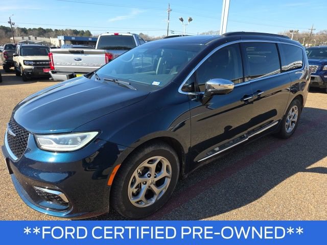 Used 2023 Chrysler Pacifica Limited w/ Uconnect Theater Family Group image 3