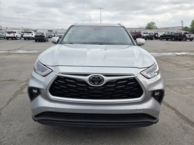 Used 2022 Toyota Highlander XLE FWD image 3