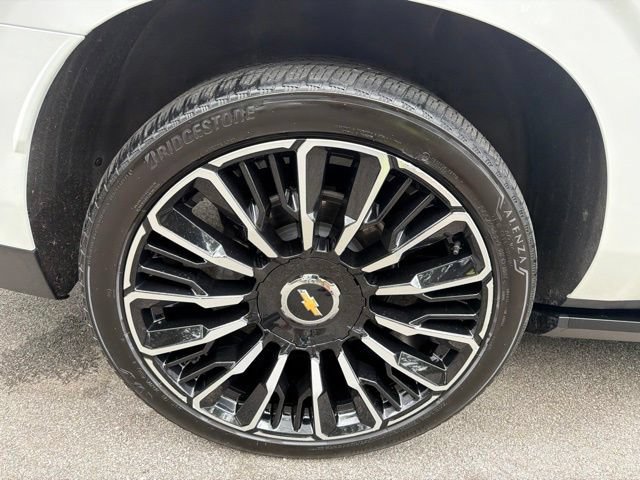 Used 2025 Chevrolet Suburban High Country AWD/4WD image 38