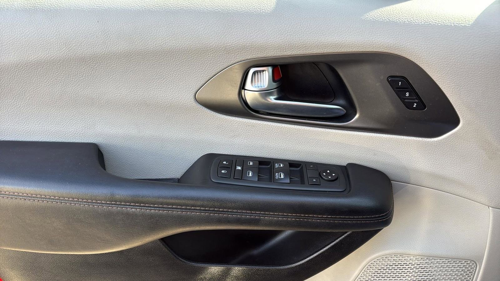 Used 2020 Chrysler Pacifica Touring-L FWD image 12