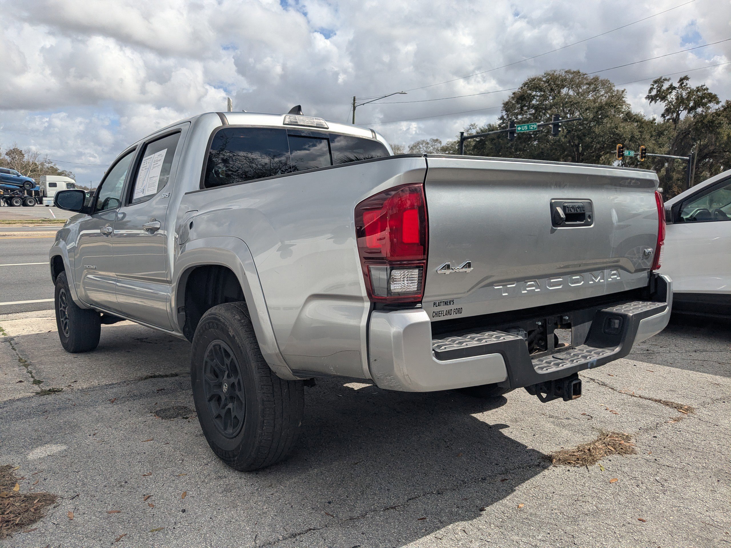Used 2022 Toyota Tacoma SR5 w/ Technology Package image 2