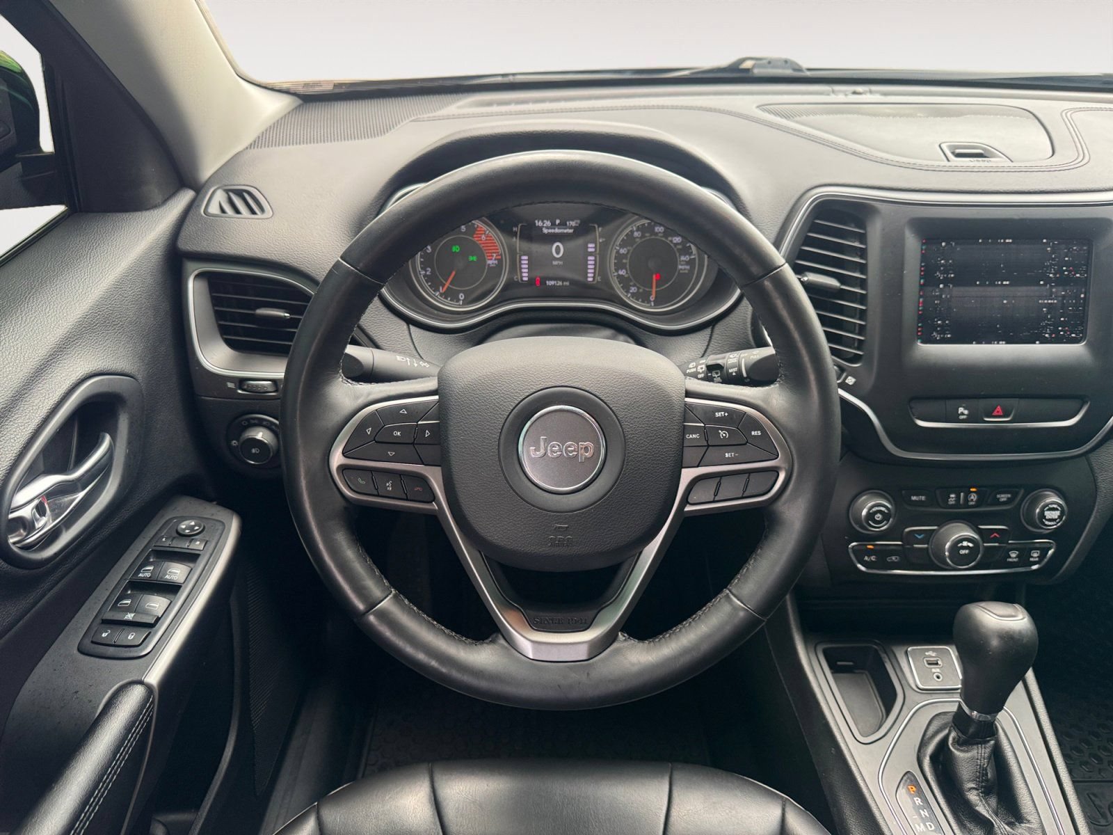Used 2019 Jeep Cherokee Latitude Plus w/ Cold Weather Group FWD image 12