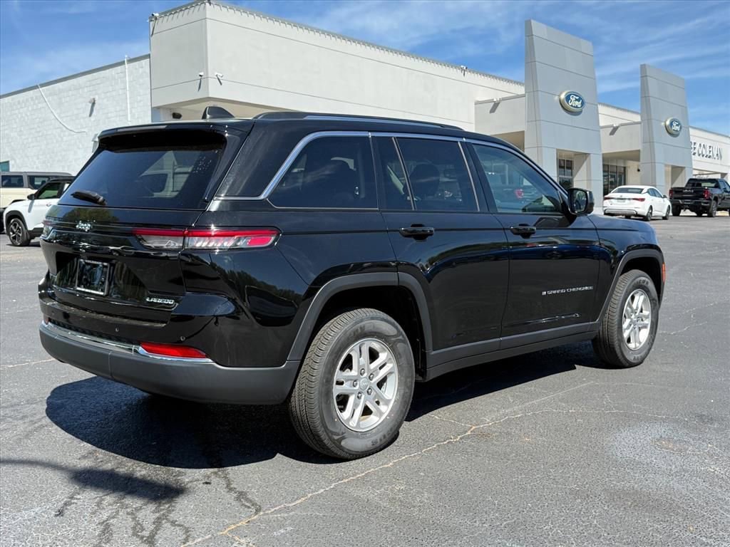Used 2022 Jeep Grand Cherokee Laredo w/ Luxury Tech Group I RWD image 4