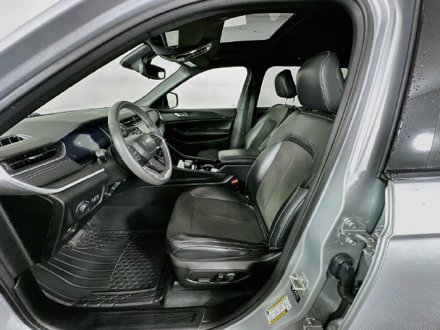 Used 2023 Jeep Grand Cherokee L Laredo AWD/4WD image 28