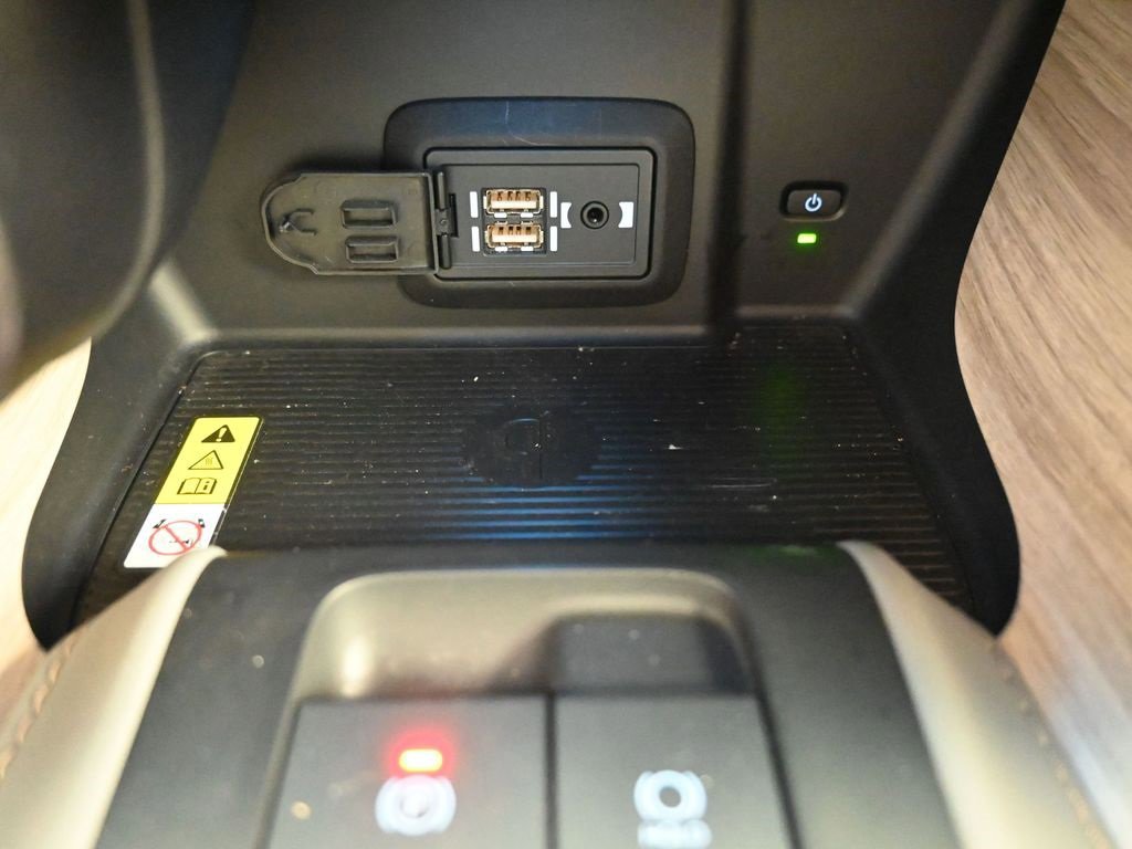 Used 2022 Toyota Venza XLE image 28