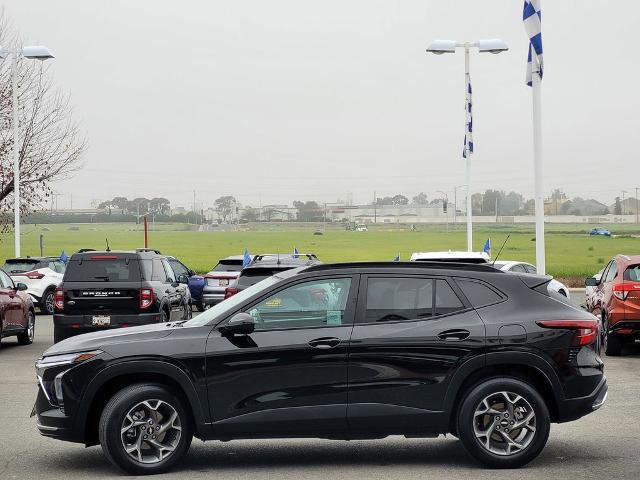 Used 2025 Chevrolet Trax LT w/ LT Convenience Package image 2