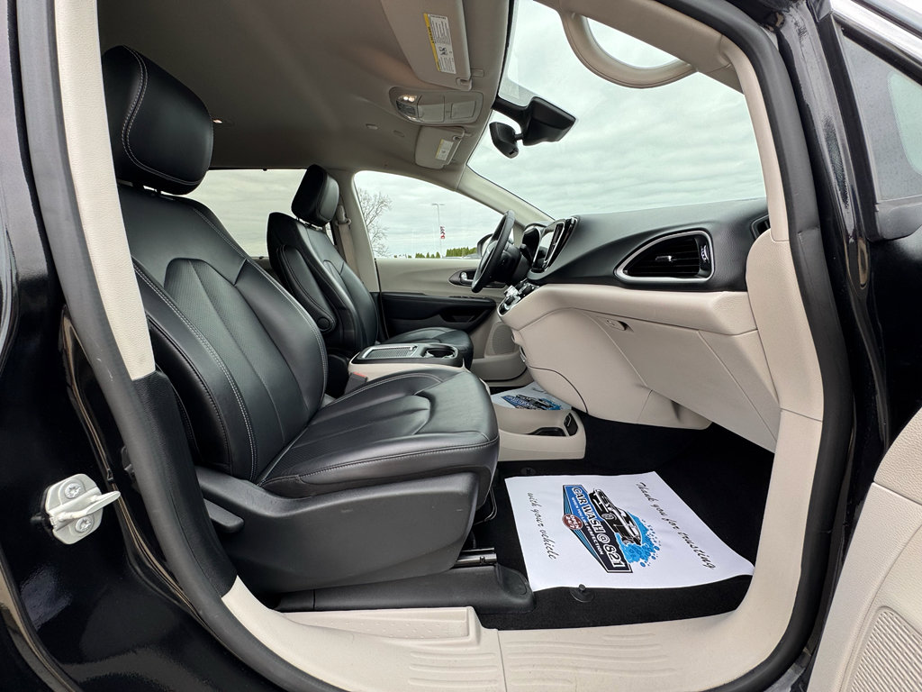 Used 2023 Chrysler Pacifica Touring-L FWD image 12