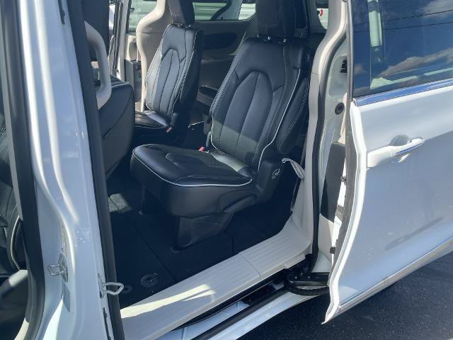 Used 2023 Chrysler Pacifica Limited AWD/4WD image 28