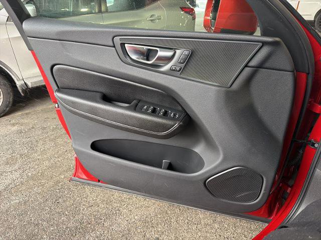 Used 2021 Volvo XC60 T5 Momentum w/ Premium Package image 24