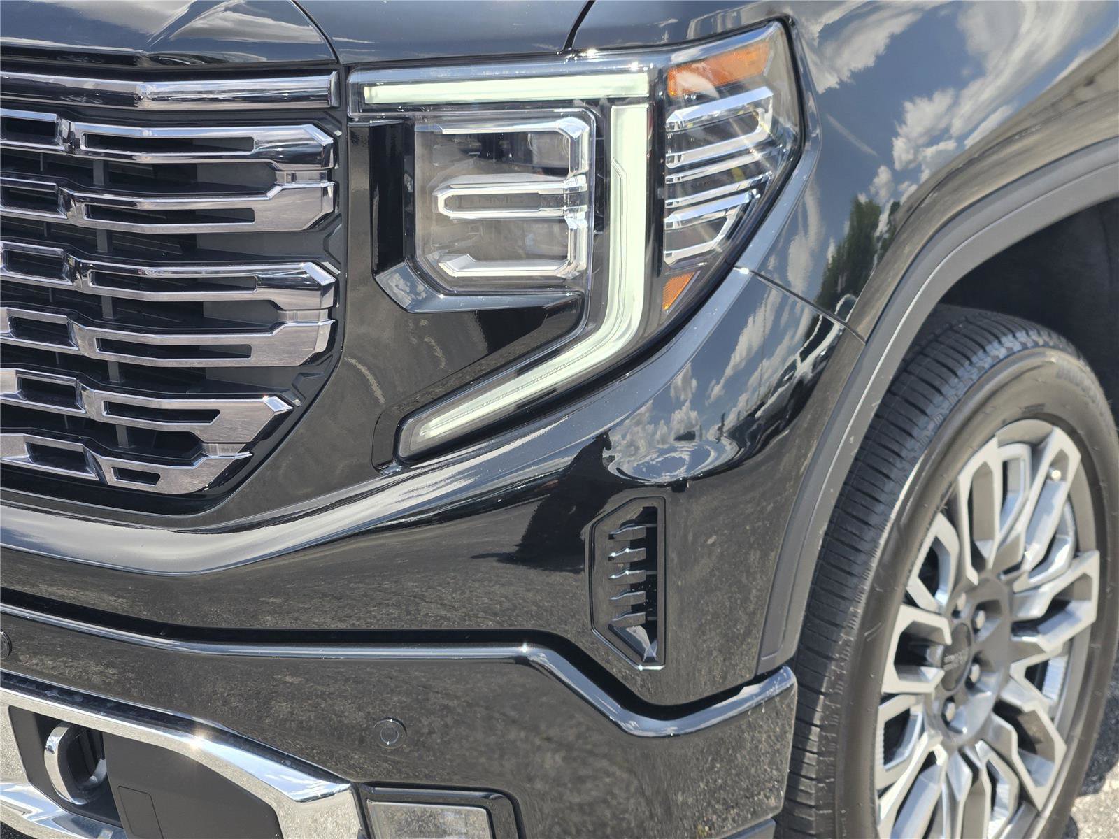 Used 2025 GMC Sierra 1500 Denali Ultimate AWD/4WD image 10