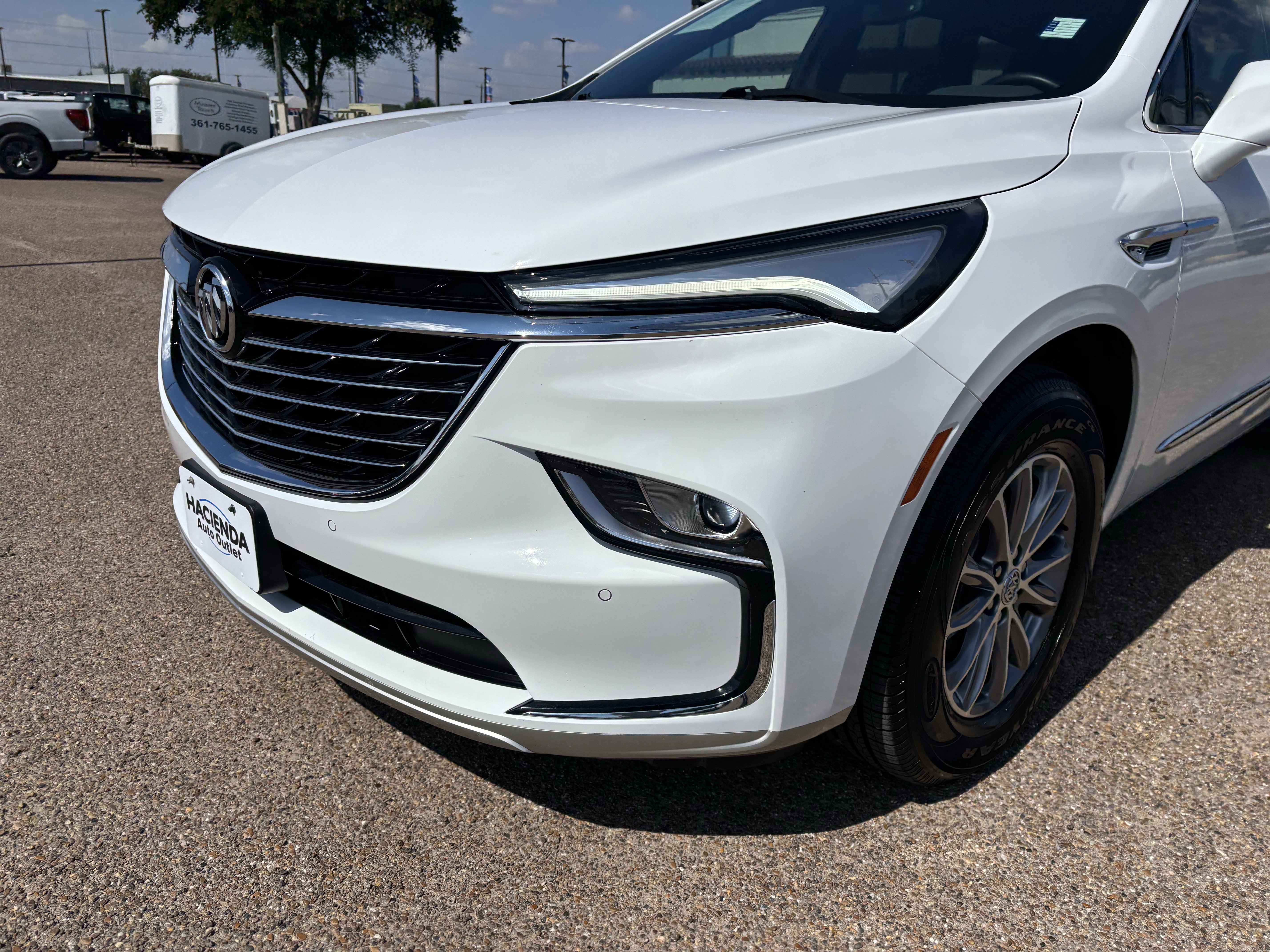 Used 2023 Buick Enclave Essence image 2