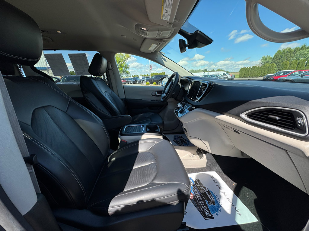 Used 2023 Chrysler Pacifica Touring-L FWD image 11