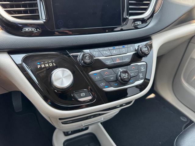 Used 2017 Chrysler Pacifica Touring-L Plus w/ Advanced Safetytec Group FWD image 28