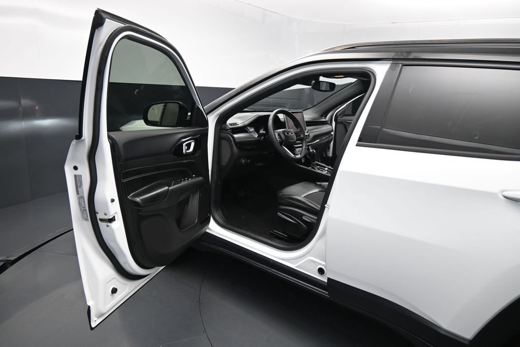 Used 2023 Jeep Compass Latitude AWD/4WD image 8