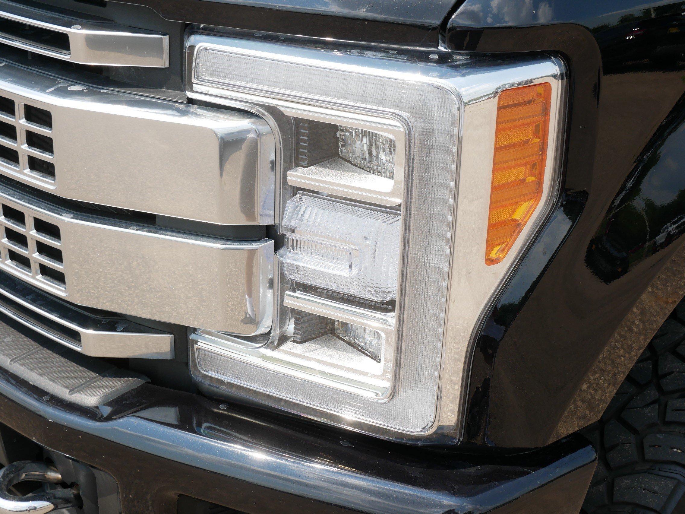 Certified 2019 Ford F350 Platinum w/ Platinum Ultimate Package AWD/4WD image 16
