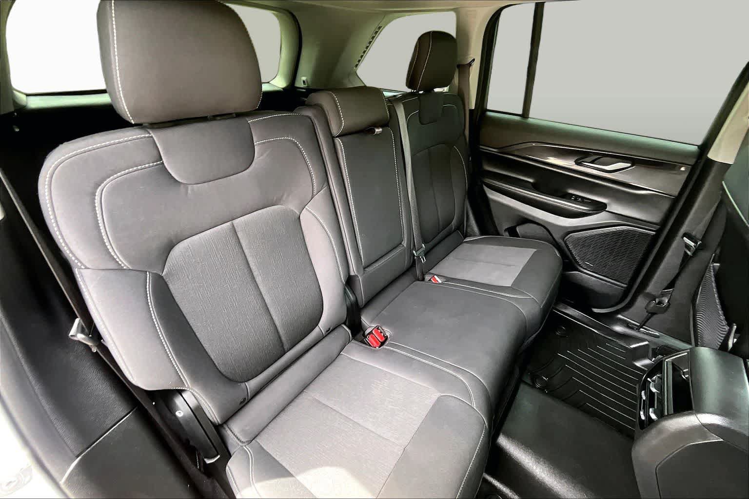 Used 2023 Jeep Grand Cherokee Laredo w/ Luxury Tech Group I AWD/4WD image 20