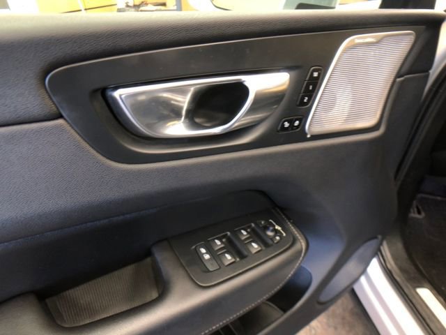 Used 2022 Volvo XC60 B5 Inscription image 12