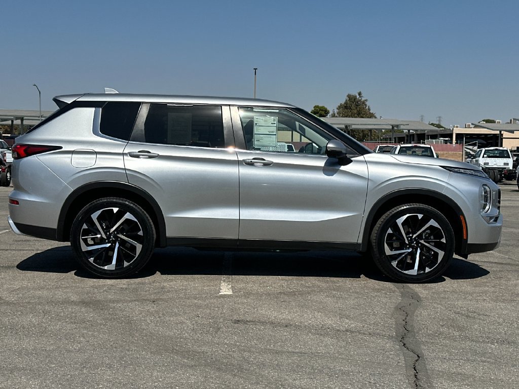 Used 2024 Mitsubishi Outlander SE AWD/4WD image 2