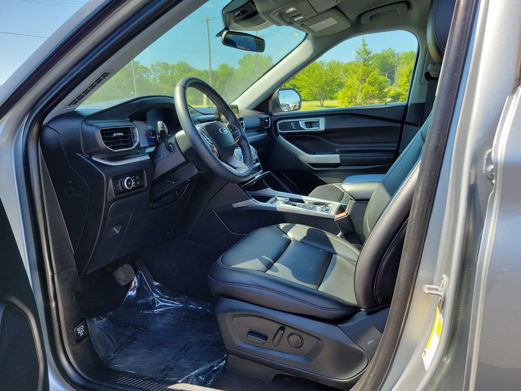 Certified 2023 Ford Explorer XLT w/ Equipment Group 202A AWD/4WD image 8
