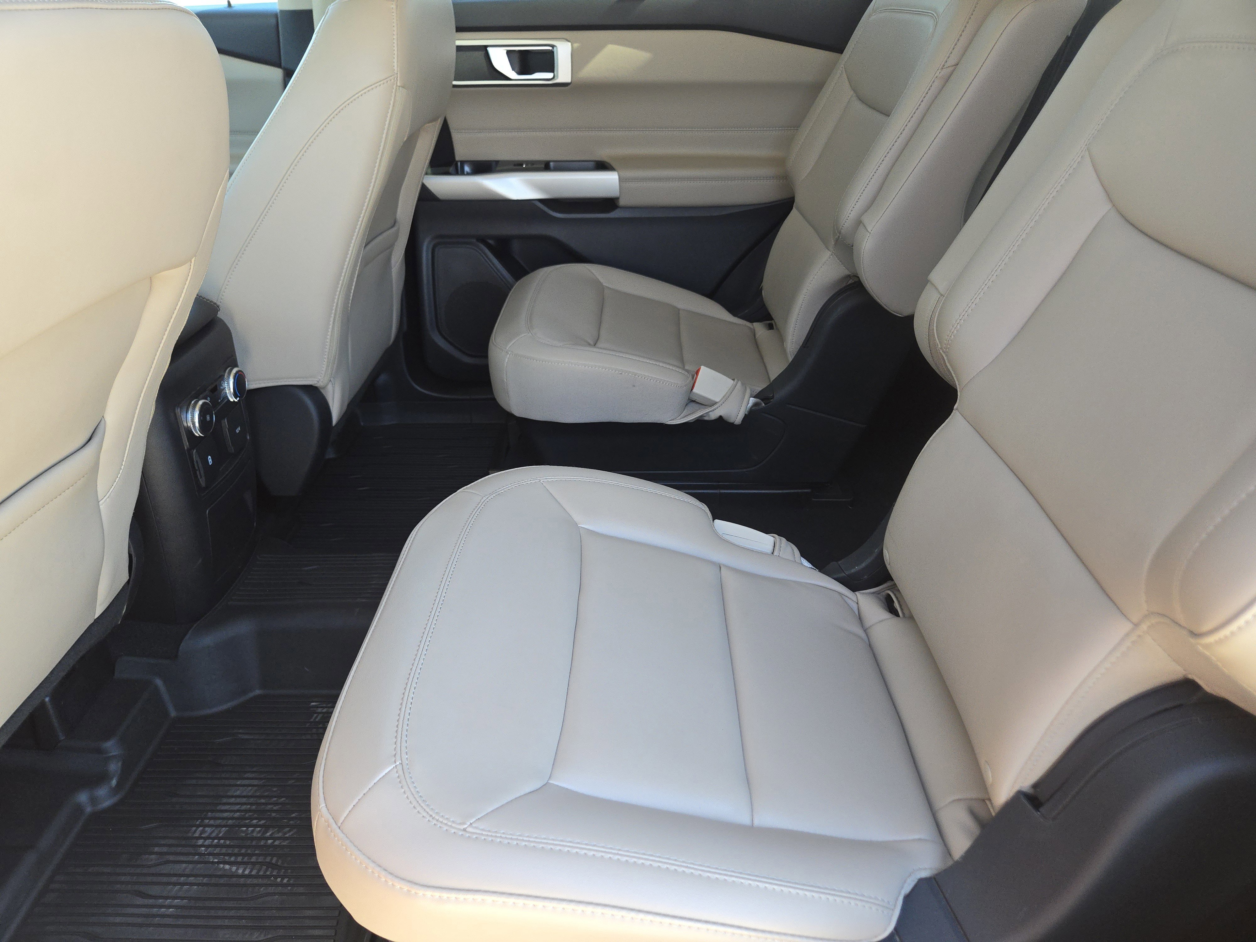 Certified 2022 Ford Explorer XLT w/ Equipment Group 202A image 27