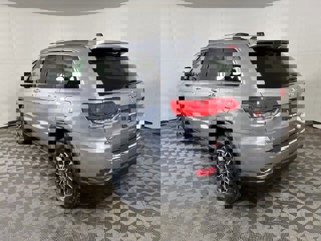 Used 2017 Jeep Grand Cherokee Limited w/ Luxury Group II image 2