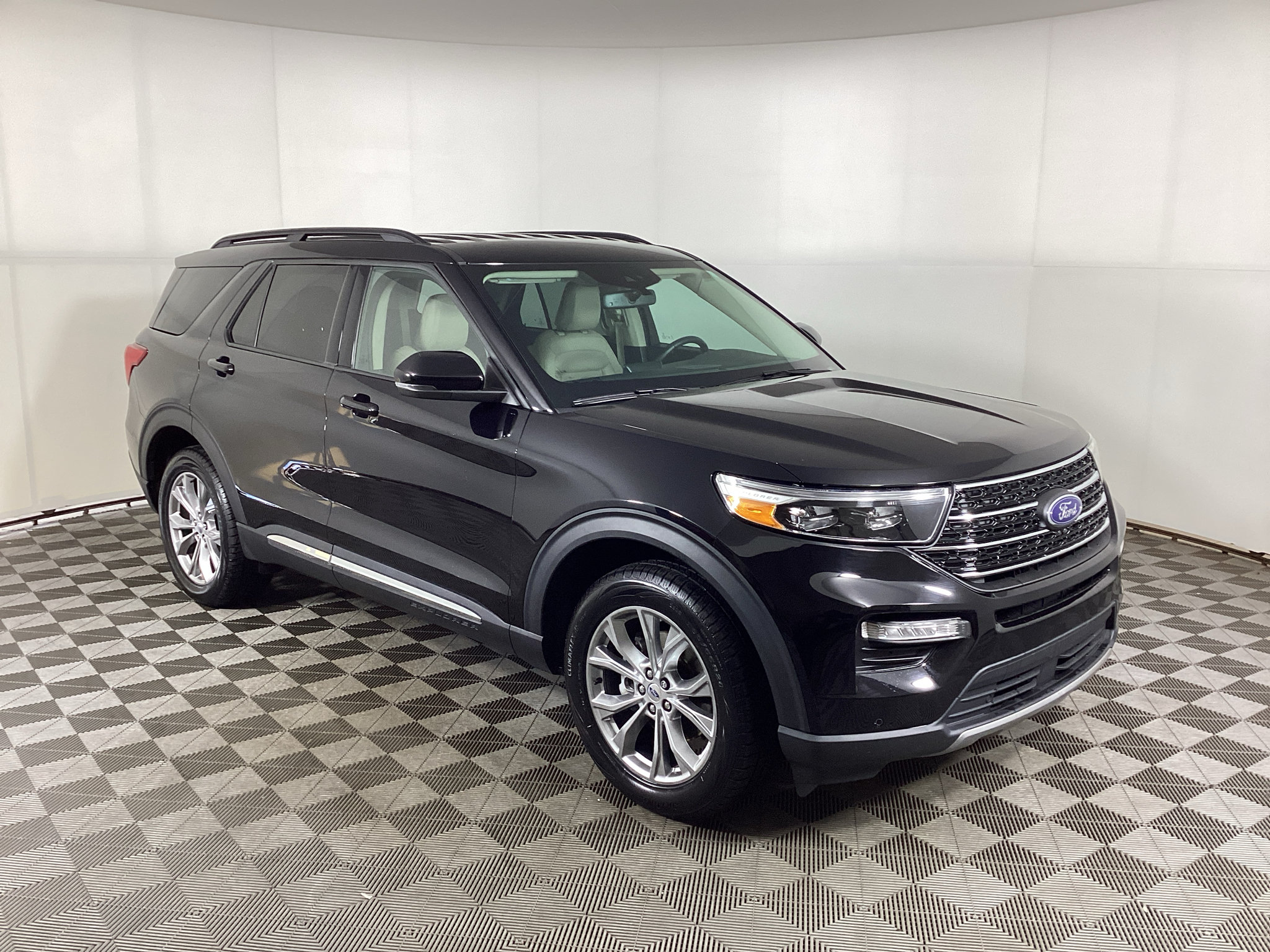 Certified 2024 Ford Explorer XLT w/ Equipment Group 202A AWD/4WD image 1
