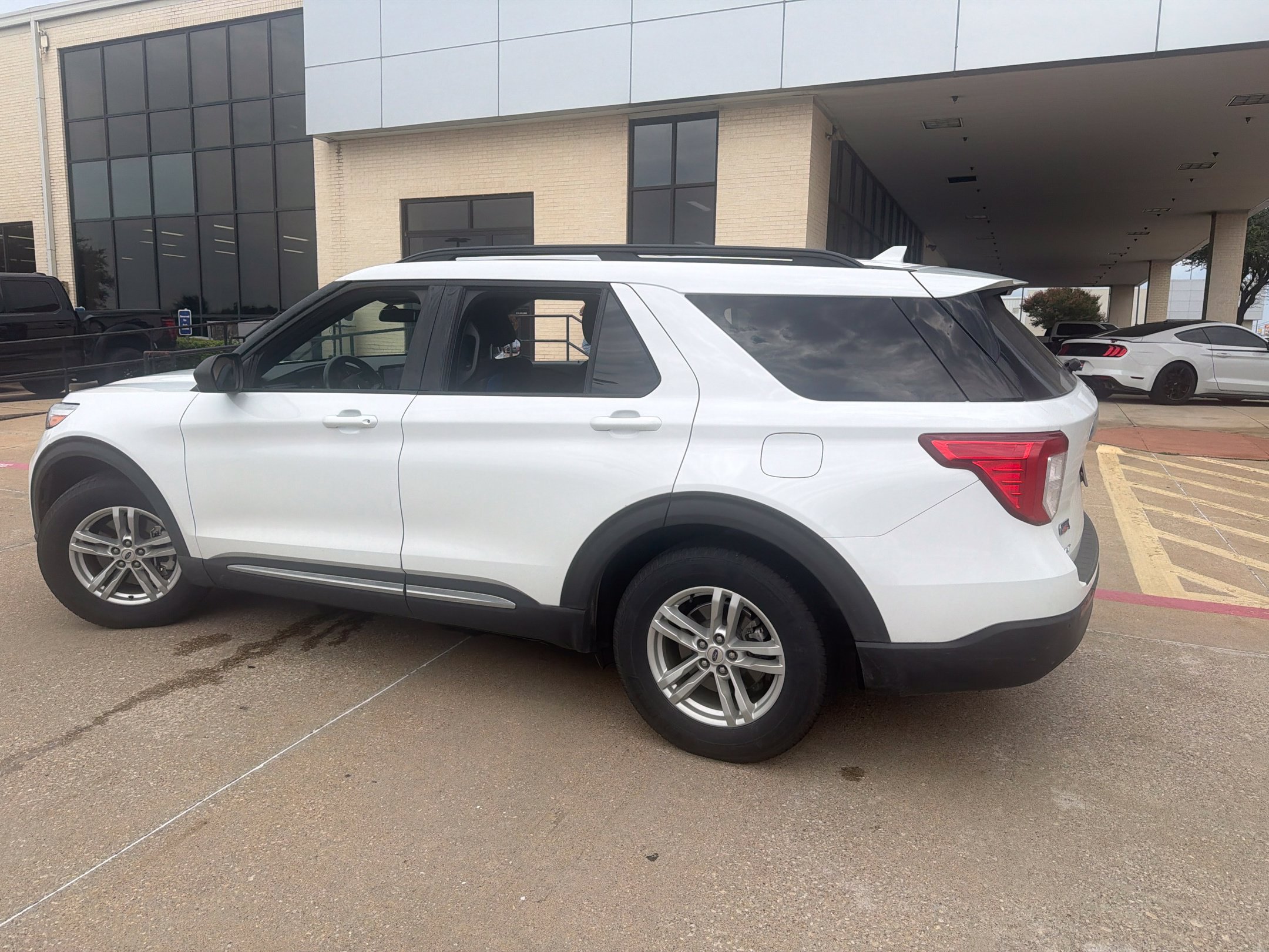 Certified 2020 Ford Explorer XLT RWD image 2