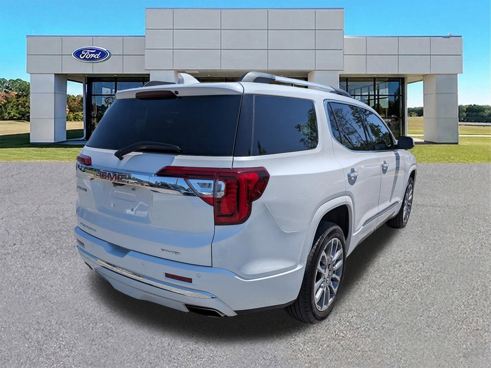 Used 2023 GMC Acadia Denali w/ Denali Ultimate Package AWD/4WD image 2