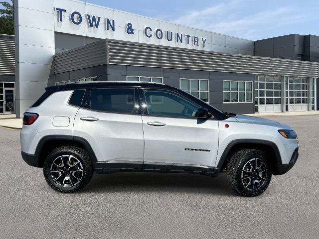Used 2026 Jeep Compass Trailhawk AWD/4WD image 2