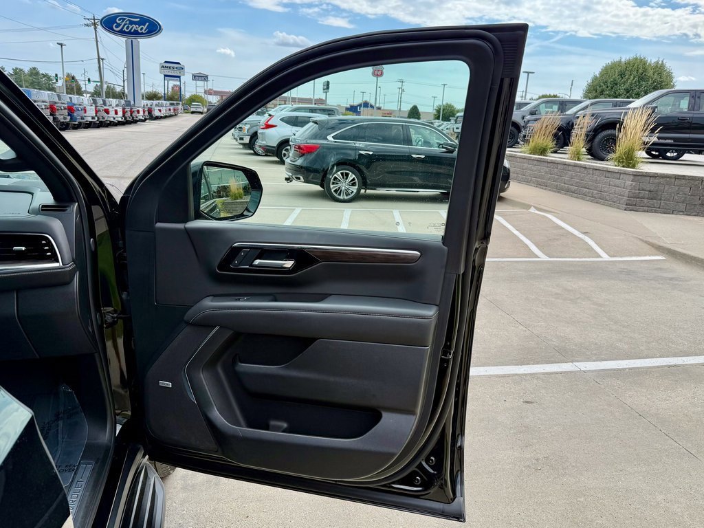 Used 2025 Chevrolet Suburban Premier w/ Sun And Tow Package image 21