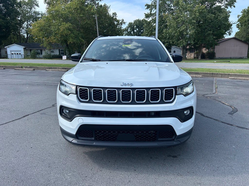 Used 2024 Jeep Compass Latitude AWD/4WD image 2
