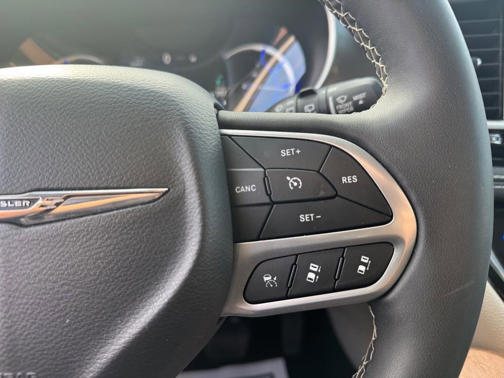Used 2024 Chrysler Pacifica Limited FWD image 33