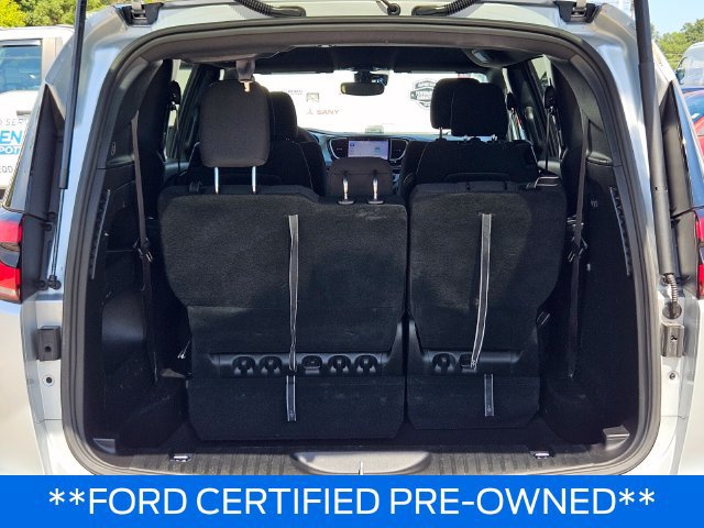 Used 2023 Chrysler Pacifica Touring FWD image 9