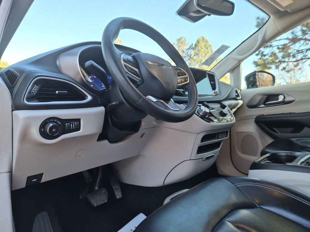 Used 2024 Chrysler Pacifica Select image 12