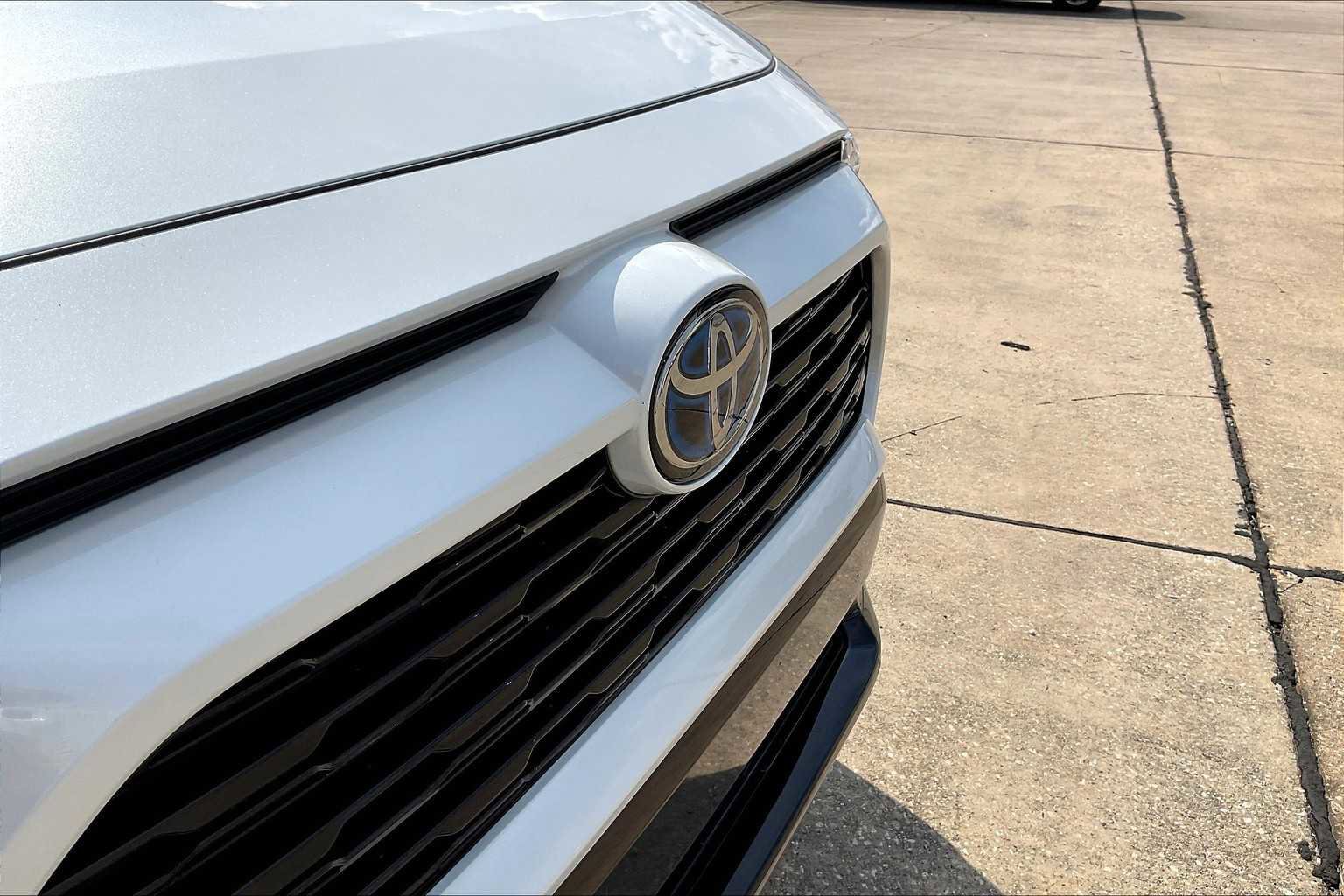 Used 2024 Toyota RAV4 SE image 22