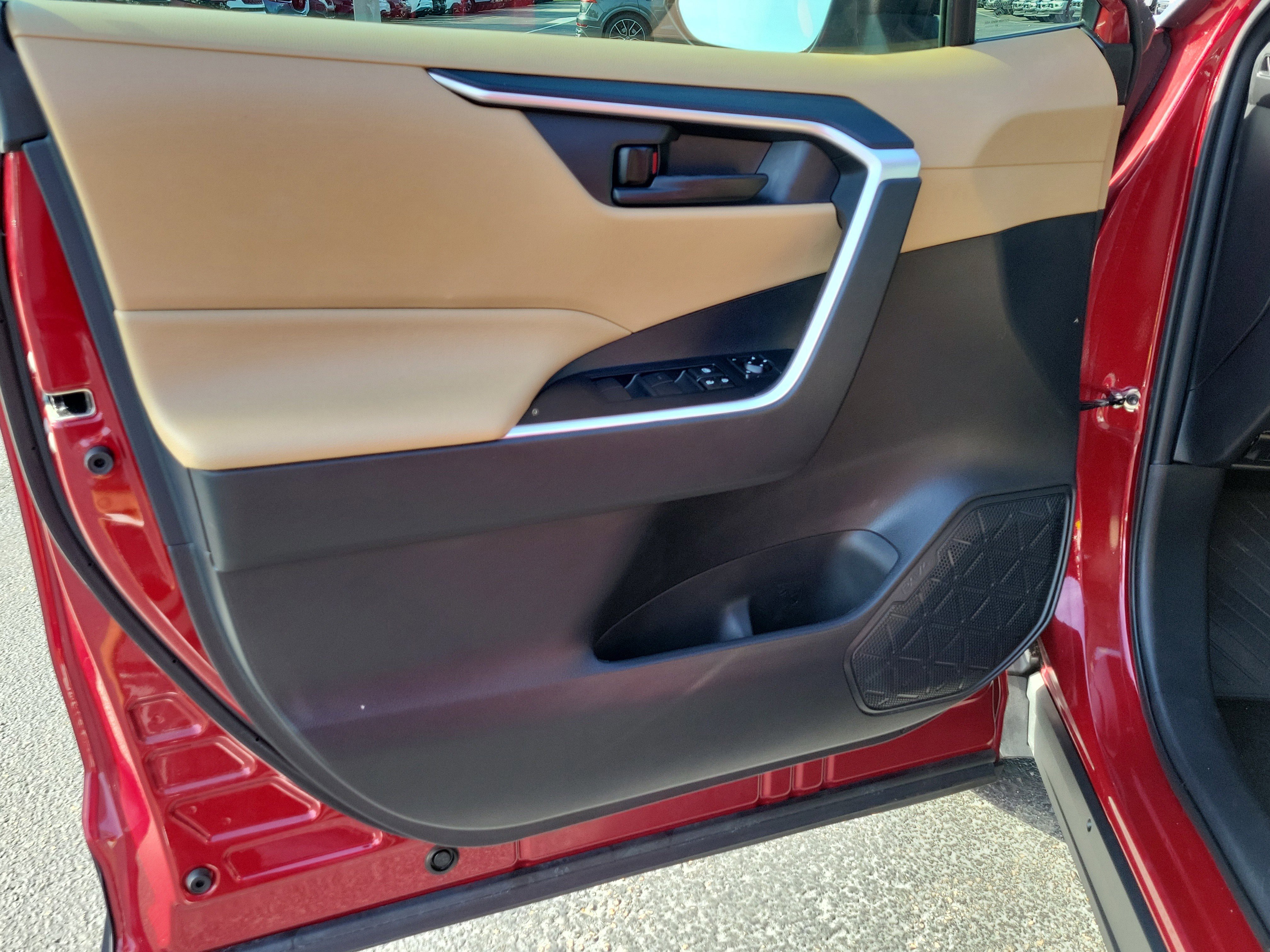 Used 2022 Toyota RAV4 LE FWD image 16