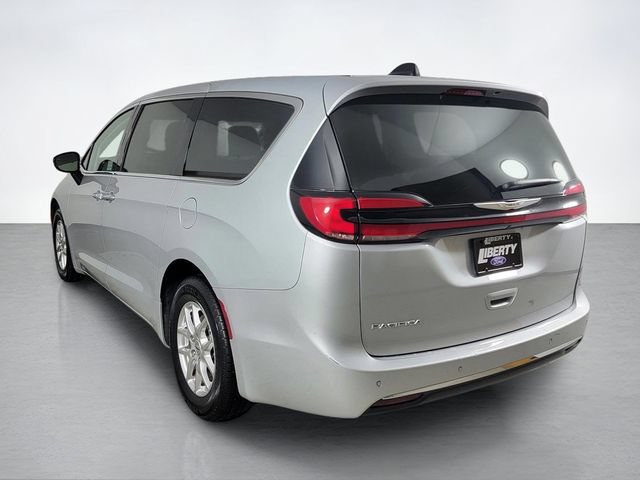 Used 2024 Chrysler Pacifica Touring-L FWD image 5